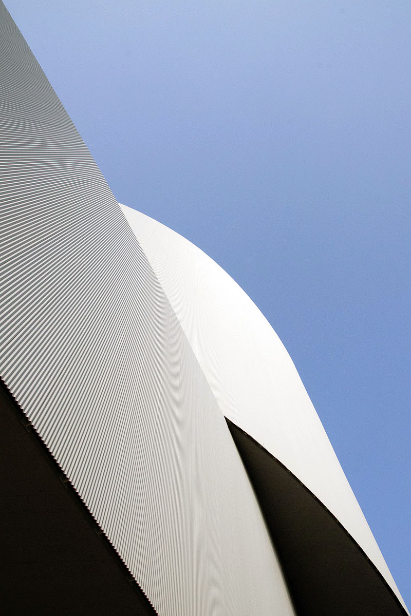 Cómo utilizar Infografías para visualizar la integración de elementos de iluminación natural en proyectos de arquitectura para edificios de oficinas